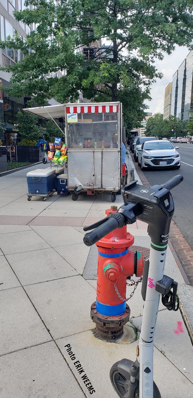 Food Kiosk stand at Pennsylvania Avenue and 17th Street Food Kiosk stand at Pennsylvania Avenue and 17th Street