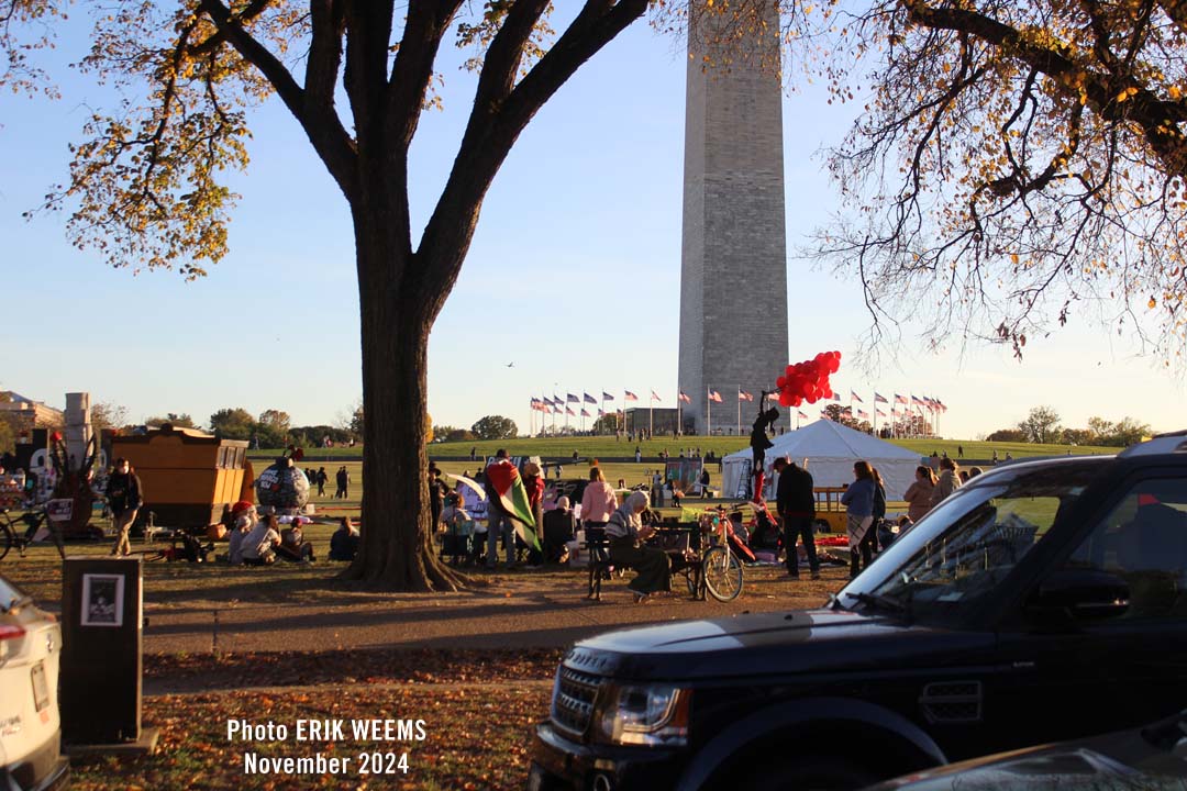 CLick to enlarge – Groups at the Washington Monument Groups at the Washington Monument