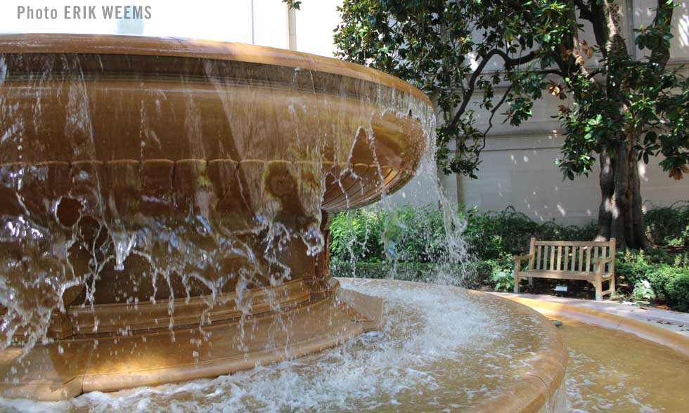 Fountain of water at the National Gallery of Art in Washington DC