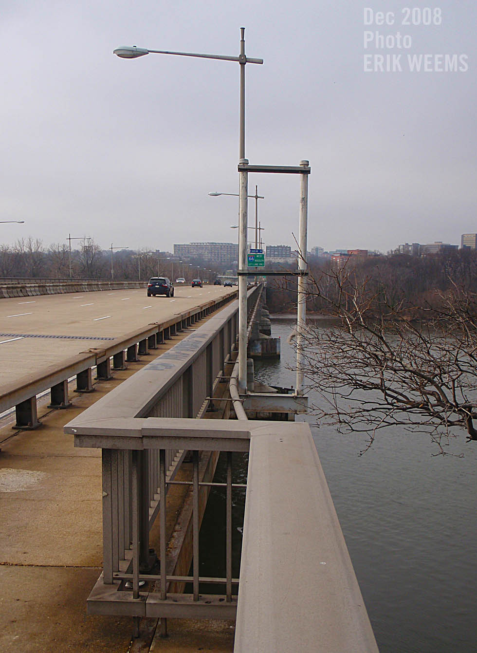 Walking path Roosevelt Bridge